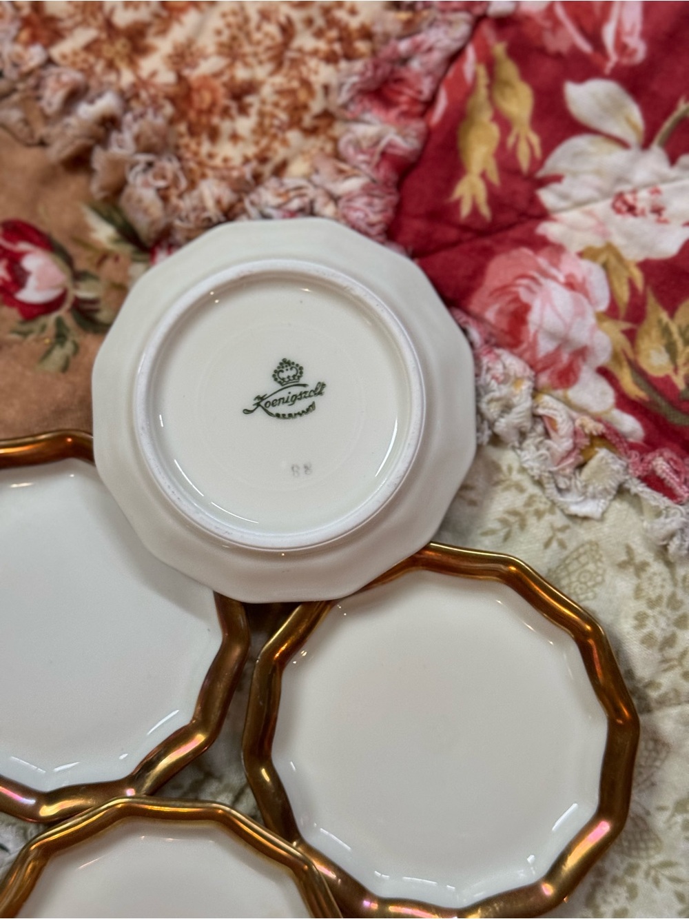 Cream Ceramic Octagonal Coaster Set with Gold Rim - Picture 3 of 5
